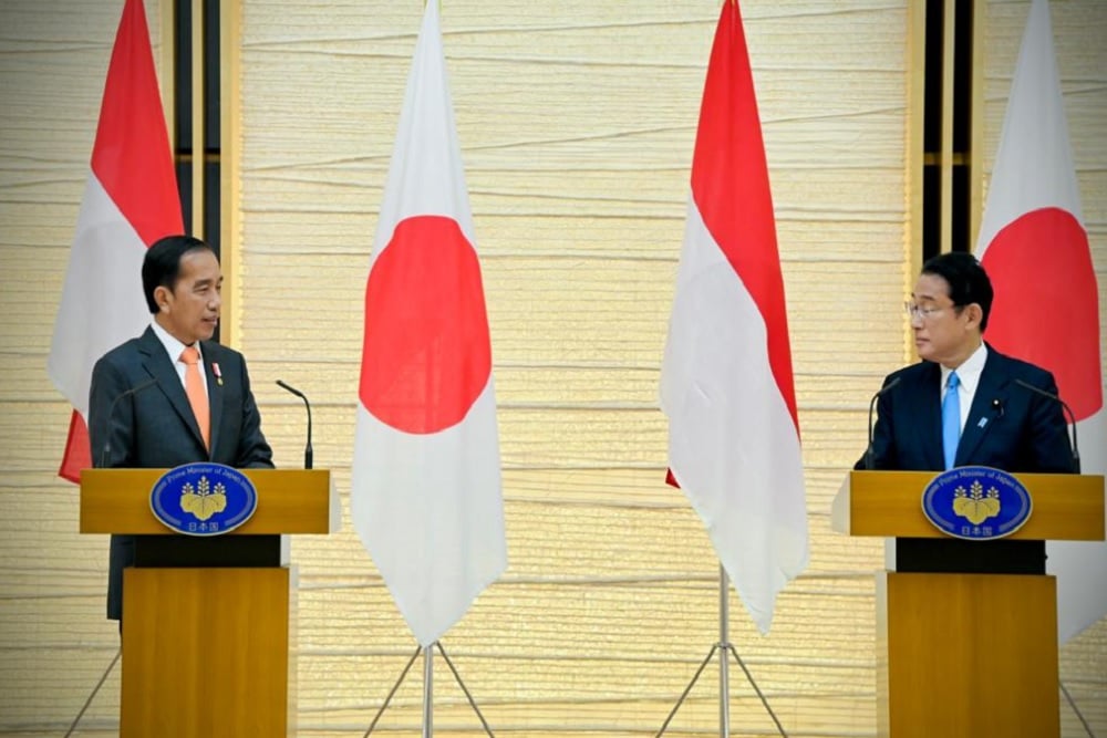 Presiden Jokowi dan PM Jepang Fumio Kishida memberikan pernyataan pers bersama di Tokyo, Rabu (27/07/2022). Foto: BPMI Setpres/Laily Rachev. 