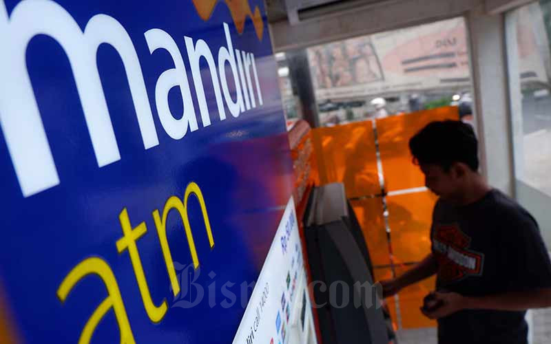 Nasabah melakukan transaksi elektronik lewat ATM Bank Mandiri di Jakarta, Senin (1/10/2019). Bisnis/Nurul Hidayat