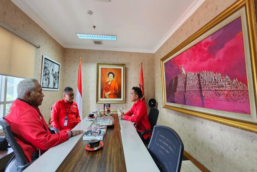 Sekjen PDIP Hasto Kristiyanto menerima Wali Kota Solo Gibran Rakabuming Raka di kantor DPP PDIP, Selasa (22/5/2023). Hasto didampingi Ketua Bidang Kehormatan PDIP Komarudin Watubun./Istimewa