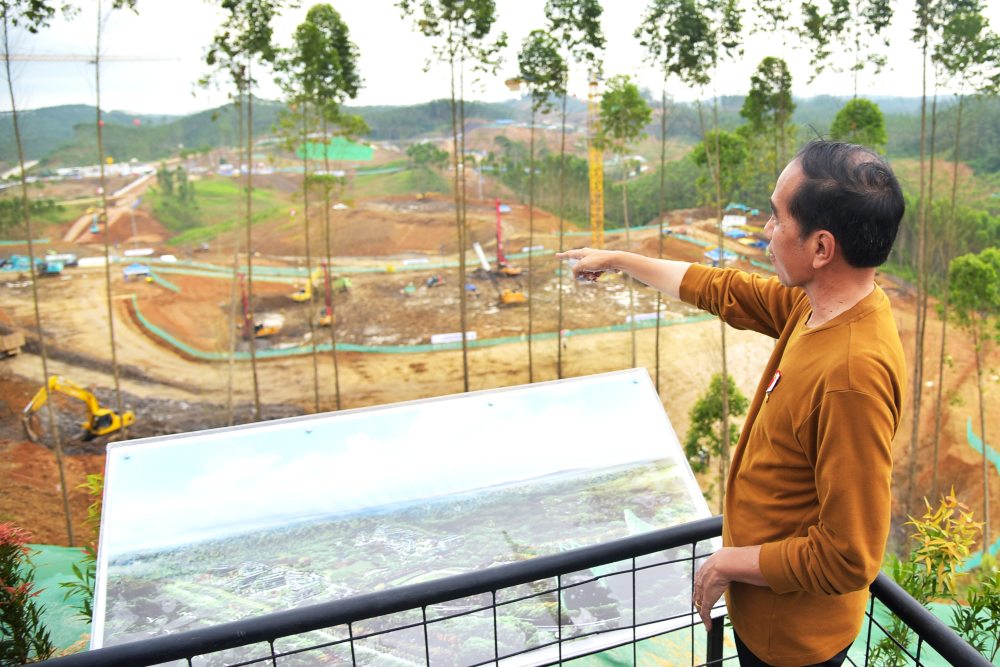 Presiden Jokowi di Menara Pandang, kawasan IKN, Kabupaten Penajam Paser Utara, Kalimantan Timur, Kamis (23/2/2023) - Humas Setkab/Agung.