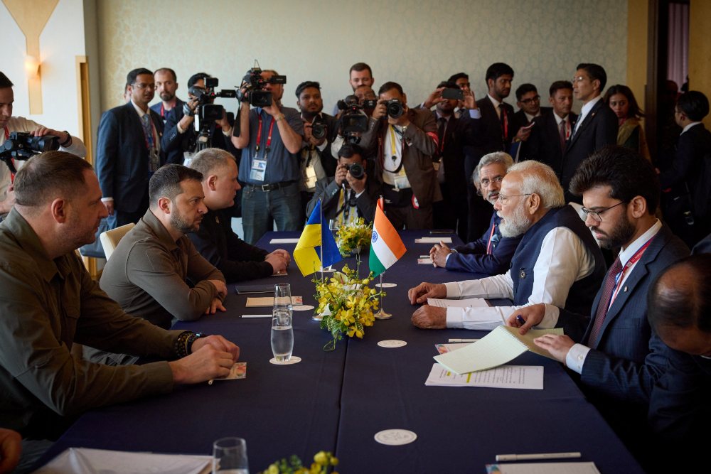 Presiden Ukraina Volodymyr Zelensky dan Perdana Menteri India Narendra Modi menghadiri pertemuan selama KTT para pemimpin G7 di Hiroshima, Jepang pada Sabtu, 20 Mei 2023. Layanan Pers/Selebaran Kepresidenan Ukraina melalui REUTERS