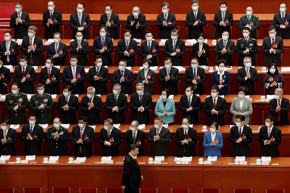 Presiden China Xi Jinping dan pejabat lainnya menghadiri sesi pembukaan Kongres Rakyat Nasional (NPC) di Aula Besar Rakyat di Beijing, China 5 Maret 2023. REUTERS/Thomas Peter