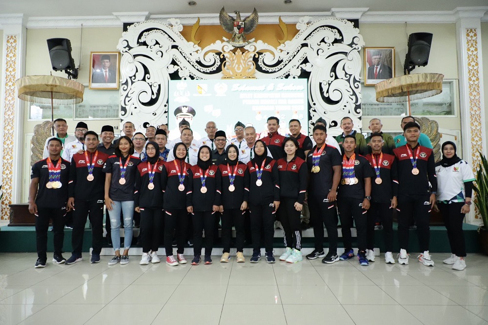 Bupati Bandung Dadang Supriatna saat menyambut para atlet asal Bandung, Senin (22/5/2023).