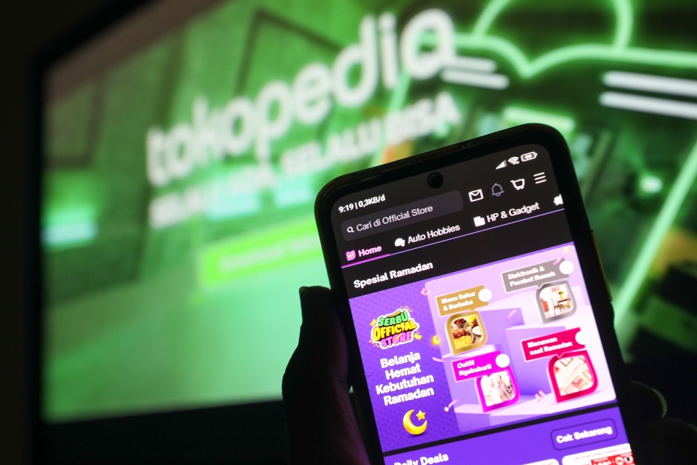 Warga mengakses aplikasi Tokopedia di Cibinong, Jawa Barat, Sabtu (29/4). Tokopedia merupakan entitas turunan emiten teknologi PT Goto Gojek Tokopedia Tbk (GOTO). / Bisnis-Suselo Jati