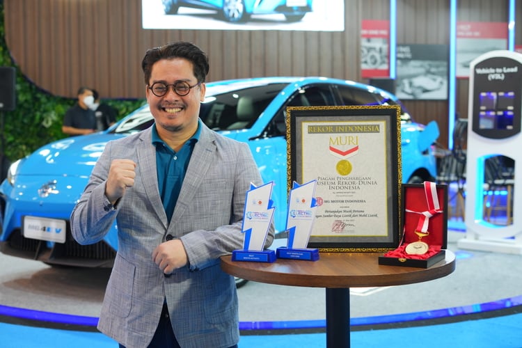 Arief Syarifudin, Marketing and PR Director MG Motor Indonesia bersama dengan seluruh pencapaian MG Motor Indonesia dalam ajang PEVS 2023 / Istimewa