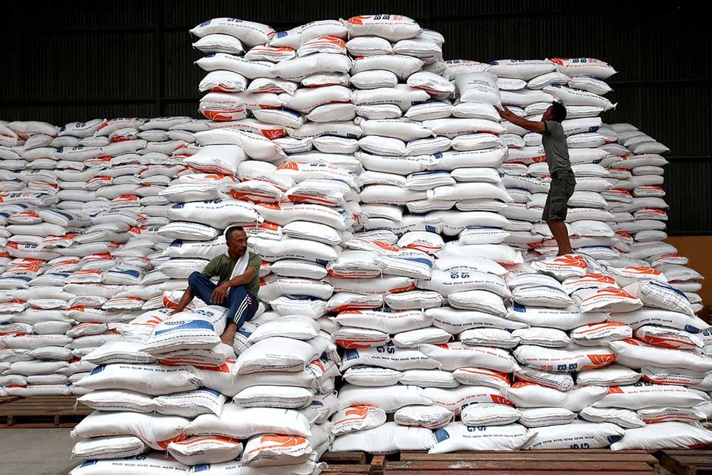 Hadapi El Nino, Pemerintah Bahas Opsi Impor Bahan Pangan. Buruh melakukan bongkar muat karung berisi beras di Gudang Bulog Divre Jawa Barat di Gedebage, Bandung, Jawa Barat, Senin (30/1/2023). Bisnis/Rachman