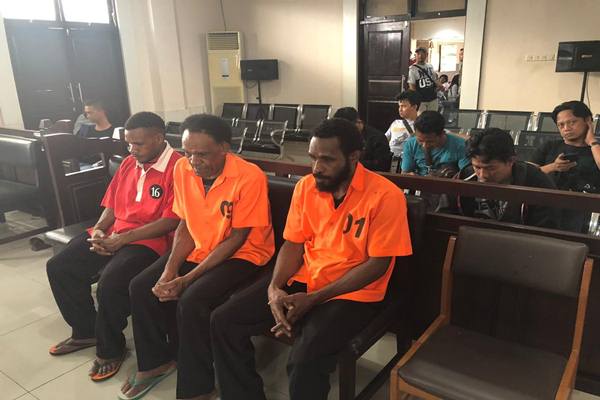 Majelis Hakim Pengadilan Negeri Jayapura yang memutus hukuman 2 tahun 6 bulan penjara  terdakwa berinisial WH, EW dan RH atas tindak pidana bertransaksi dan menyuplai amunisi senjata api untuk Kelompok Kriminal Bersenjata (KKB) di Papua./Istimewa