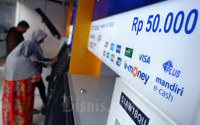 Nasabah melakukan transaksi elektronik lewat ATM Bank Mandiri di Jakarta, Senin (1/10/2019). Bisnis/Nurul Hidayat