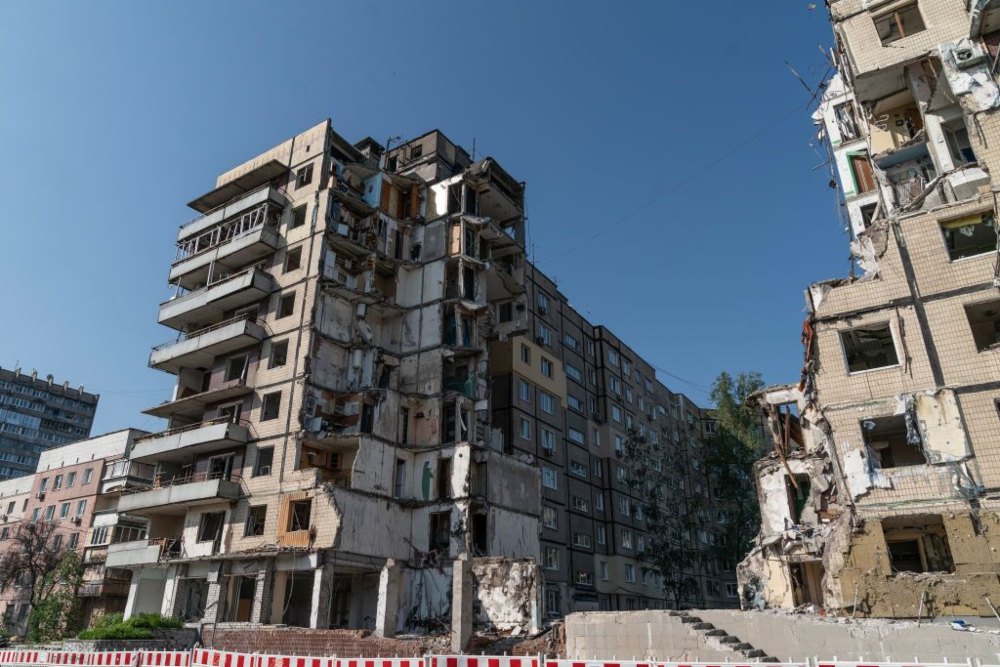 Bangunan tempat tinggal di Kota Dnipro hancur./Bloomberg/ Getty Images