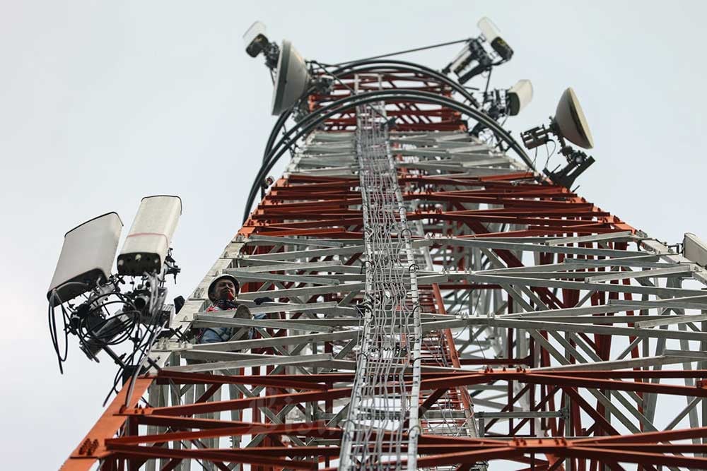 Teknisi melakukan perawatan Base Transceiver Station (BTS) di kawasan Gunung Pancar, Kabupaten Bogor, Selasa (30/8/2022). Bisnis/Arief Hermawan P