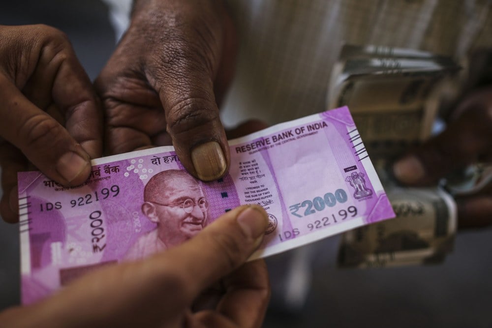 Uang kertas pecahan 2.000 rupee yang ditarik Bank Sentral India./ Bloomberg.