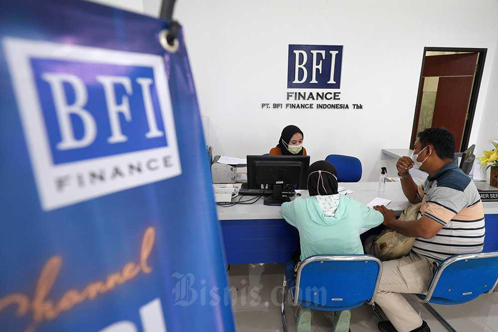 Karyawati melayani nasabah di kantor cabang BFI Finance di Jakarta, Selasa (7/6/2022). Bisnis/Suselo Jati