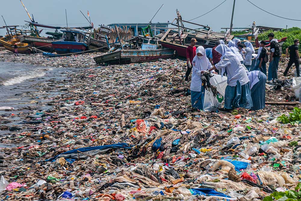  Aksi Bersih-Bersih Limbah Sampah di Pantai Labuan Banten