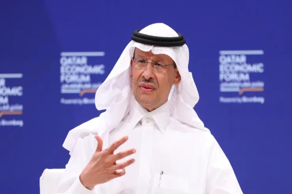 Menteri Energi Arab Saudi Abdulaziz bin Salman berbicara selama sesi panel di Forum Ekonomi Qatar di Doha, Qatar pada 23 Mei 2023/Bloombeg-Getty Image.