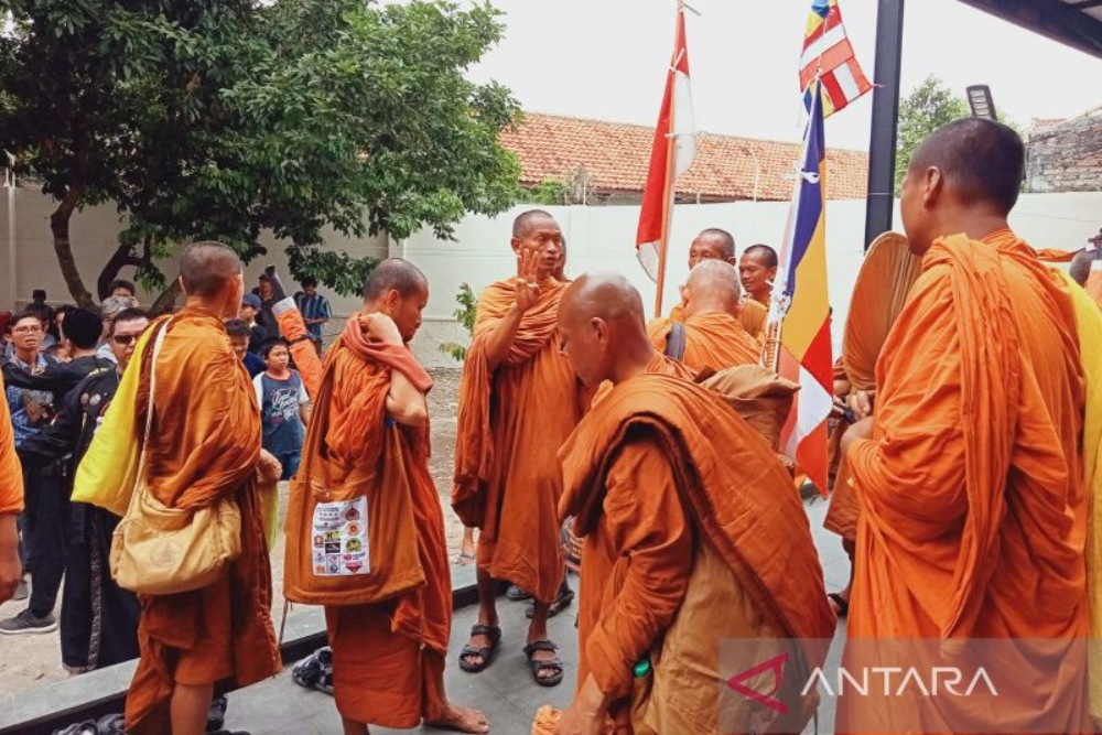 Biksu asal Thailand berjalan kaki dari negaranya singgah di Cirebon untuk menggelar peringatan ritual Hari Raya Waisak di Candi Borobudur, Magelang, Jawa Tengah./ Antara Foto