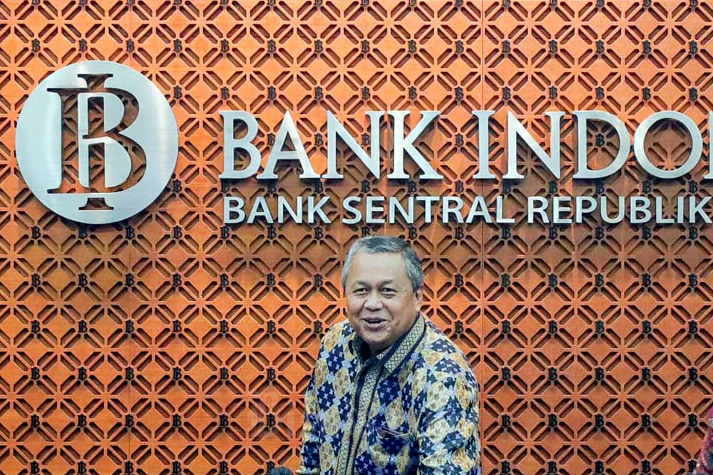 Gubernur Bank Indonesia Perry Warjiyo menyapa wartawan sebelum konferensi pers Rapat Dewan Gubernur (RDG) di Jakarta, Kamis (19/1/2023). Bisnis/Himawan L Nugraha