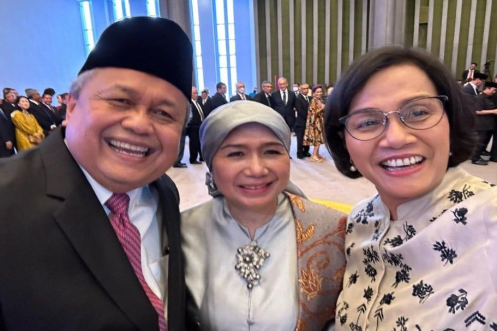 Menkeu Sri Mulyani selfie bersama Gubernur BI Perry Warjiyo dan istri usai pelantikan Gubernur Bank Indonesia periode 2023-2028 di Mahkamah Agung (MA), Rabu (24/5/2023)./ Dok. Instagram smindrawati.