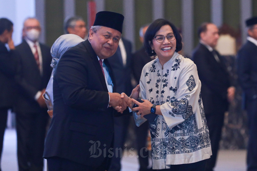 Gubernur Bank Indonesia (BI) Perry Warjiyo (kiri) mendapat ucapan selamat dari Menteri Keuangan Sri Mulyani Indrawati seusai sumpah jabatan di Jakarta, Rabu (24/5/2023). Bisnis/Himawan L Nugraha