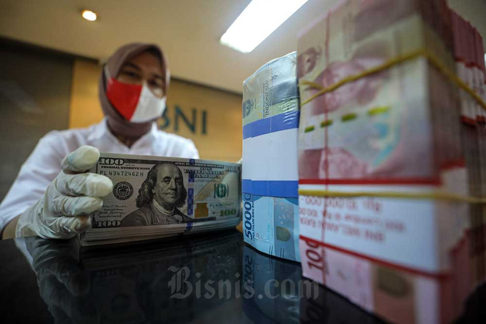 Karyawati menghitung uang rupiah di salah satu kantor cabang PT Bank Negara Indonesia (Persero) Tbk. di Jakarta, Selasa (16/8/2022). Bisnis/Arief Hermawan P