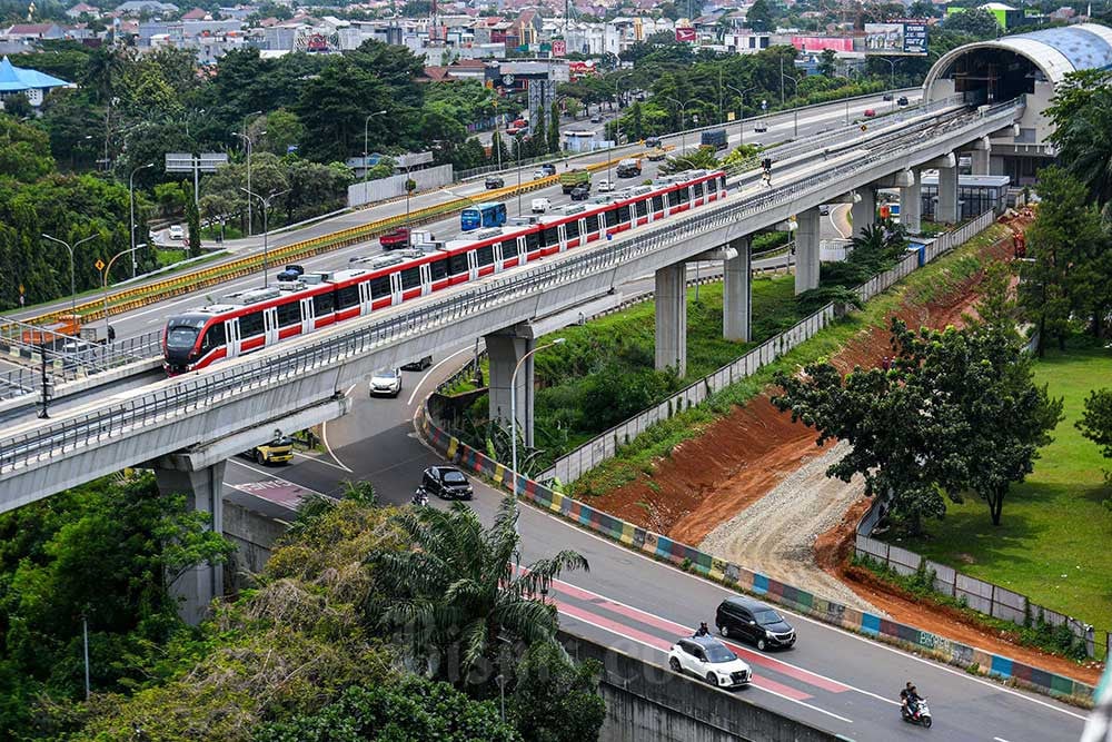 Rangkaian kereta light rapid transit (LRT) terparkir di Stasiun LRT Cibubur, Depok, Jawa Barat, Selasa (22/3/2022). Bisnis/Abdurachman