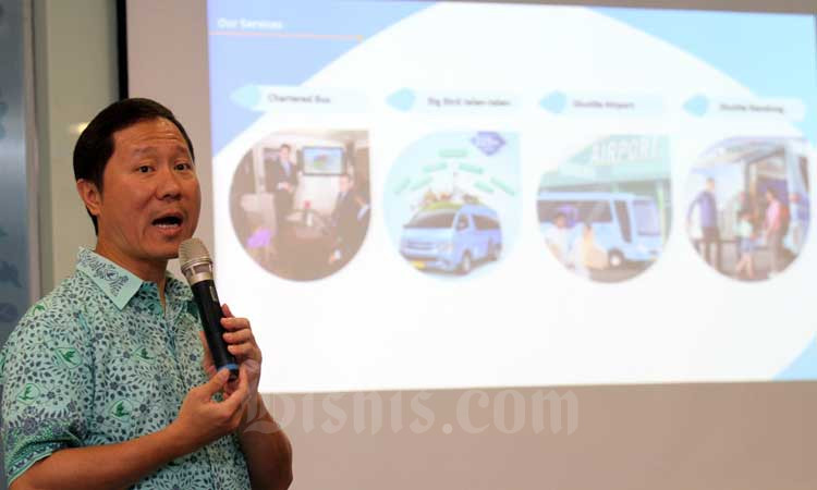 Direktur PT Blue Bird Tbk. Sigit Djokosoetono memberikan pemaaran saat jumpa media di Jakarta, Rabu (19/2/2020). Bisnis/Arief Hermawan P