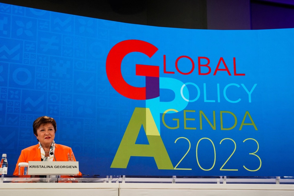 Managing Director IMF Kristalina Georgieva mengadakan konferensi pers di acara Spring Meetings IMF-World Bank di Washington, AS pada 13 April 2023. REUTERS/Elizabeth Frantz