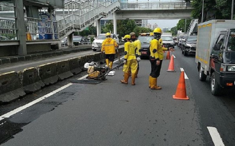 Pasukan kuning Bina Marga dengan cepat melakukan perbaikan jalan yang rusak akibat genangan air, hal ini akan terus dilakukan di 5 wilayah DKI Jakarta./Instagram @binamargadki