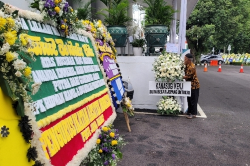  Ribuan Karangan Bunga Almarhum Eril Disulap Jadi Kursi Taman