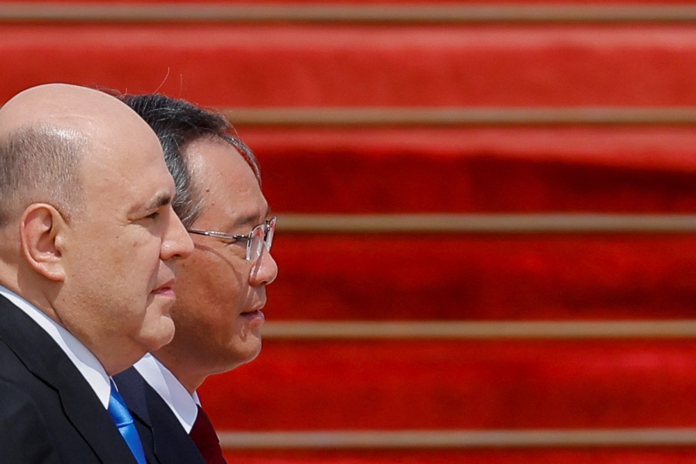 Perdana Menteri Rusia Mikhail Mishustin dan Perdana Menteri China Li Qiang menghadiri upacara penyambutan di Beijing, China pada Rabu 24 Mei 2023. REUTERS/Thomas Peter/Pool