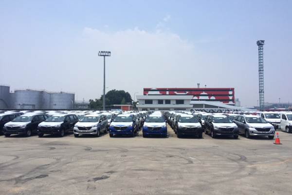 Kendaraan produksi perusahaan otomotif nasional tengah diparkir di lapangan penumpukan PT Indonesia Kendaraan Terminal, Tanjung Priok. Kendaraan-kendaraan ini siap dimuat ke kapal untuk selanjutnya diekspor ke negara tujuan/Bisnis - Rivki Mauana