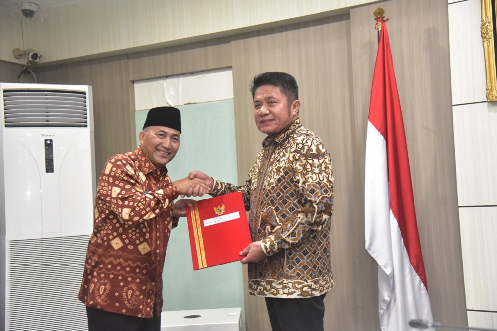  Gubernur Sumsel Serahkan SK Perpanjangan Pj Bupati Muba