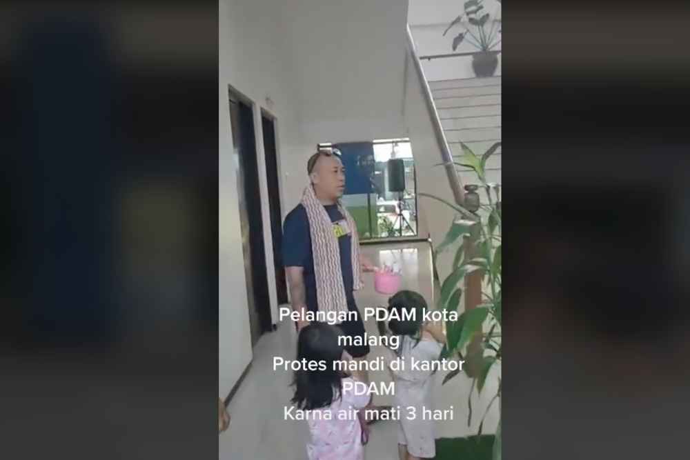 Viral pria protes ingin mandi di kantor PDAM Kota Malang lantaran DAM rumahnya tiga hari mati.