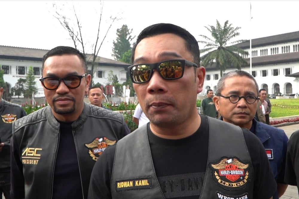 Gubernur Jabar Ridwan Kamil usai pelepasan Harley Davidson Classic Rally 50 Tahun Golden Wing Day di halaman depan Gedung Sate, Kota Bandung, Jumat (26/5/2023).