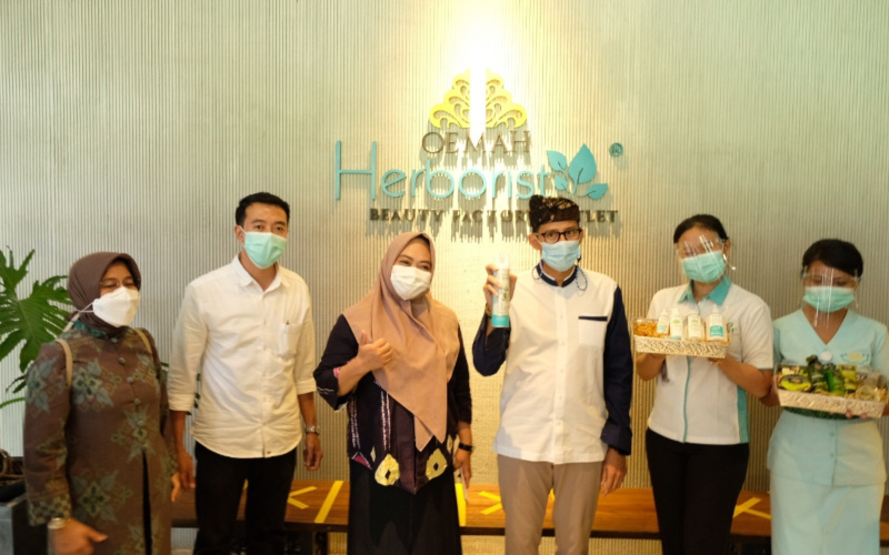 Menteri Pariwisata dan Ekonomi Kreatif Sandiaga Uno berkunjung ke Oemah Herborist milik PT Victoria Care Indonesia Tbk. (VICI), yang terletak di Secret Garden Village (SGV) Bali, pada Jumat (12/2/2021)./ Istimewa
