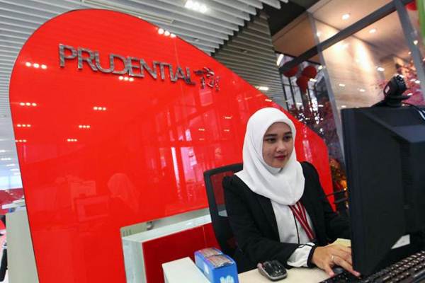 Karyawati beraktivitas di konter pelayanan Prudential Tower Jakarta beberapa waktu lalu./JIBI-Dwi Prasetya