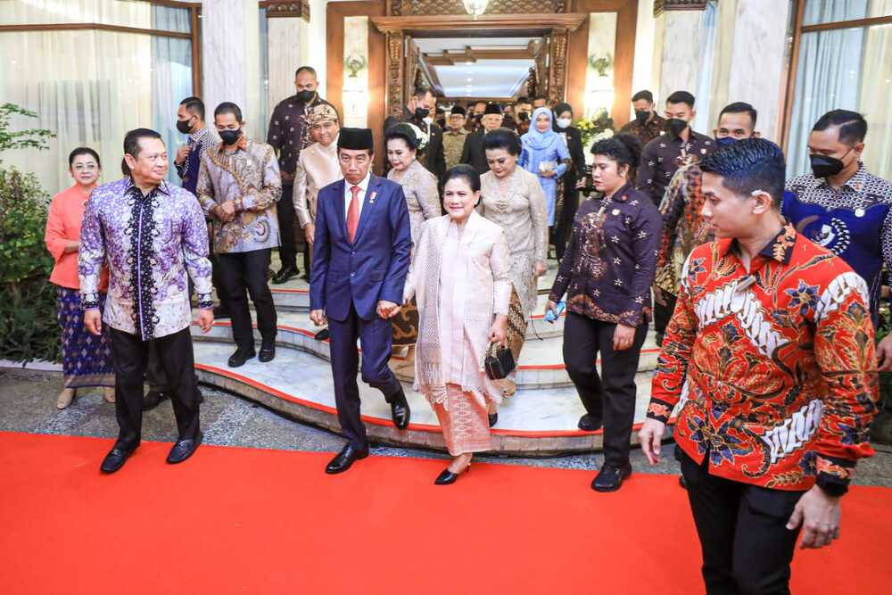 Presiden Jokowi didampingi Ibu Negara Iriana Jokowi menghadiri acara akad nikah putra Komisaris Utama Sahid Group Aryo Kusumadharma Hardjoprakoso dengan Reva Adhika Widhiani Herdiana di kawasan Menteng, Jakarta Pusat pada Sabtu (27/5/2023)./Abdurachman-Bisnis Indonesia