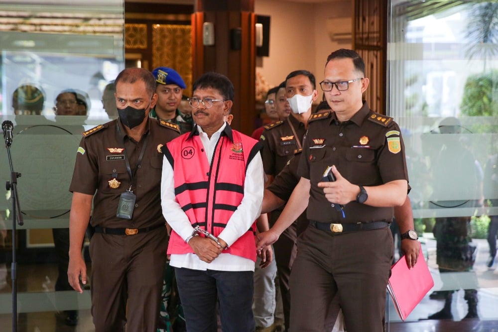 Menteri Komunikasi dan Informatika (Menkominfo) Johnny G. Plate berjalan keluar gedung Kejaksaan Agung seusai menjalani pemeriksaan di Jakarta, Rabu (17/5)/Bisnis-Suselo Jati