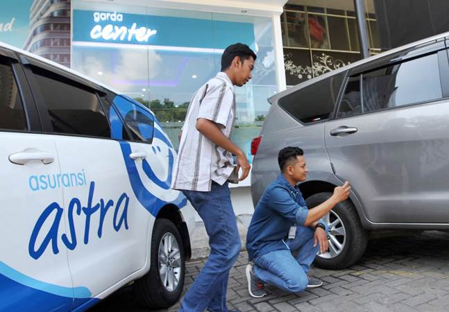 Karyawan melayani pelanggan Garda Center Asuransi Astra di sela-sela pembukaan gerai barunya, di Mall of Serang, Banten, Jumat (3/5/2019)./Bisnis-Endang Muchtar
