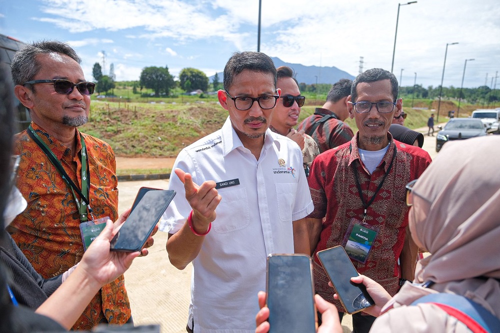Menparekraf Sandiaga Uno ketika meninjau Kawasan Ekonomi Khusus (KEK) Lido di Kabupaten Bogor, Jawa Barat pada Jumat (31/3/2023).