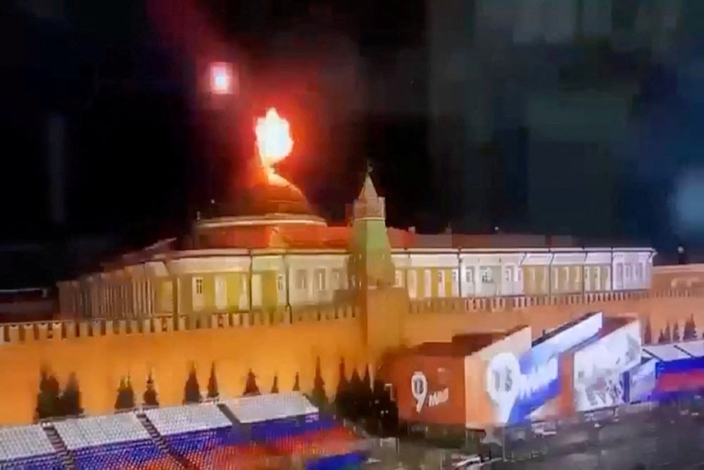Gambar diambil dari video menunjukkan objek terbang meledak dalam ledakan cahaya yang intens di dekat kubah gedung Senat Kremlin selama dugaan serangan pesawat tak berawak Ukraina di Moskow, Rusia, gambar ini diambil dari video yang diperoleh Reuters 3 Mei 2023. Ostorozhno Novosti/Handout via REUTERS