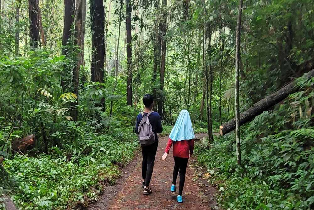 Warga Bandung mengunjungi Taman Hutan Raya Ir. H. Djuanda atau Tahura Dago, Bandung.
