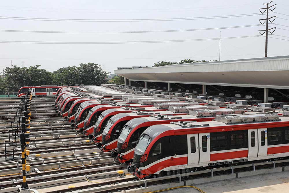 Rangkaian kereta Light Rail Transit (LRT) terparkir di Depo LRT Jatimulya, Bekasi, Jawa Barat, Jumat (1/7/2022). Bisnis/Eusebio Chrysnamurti