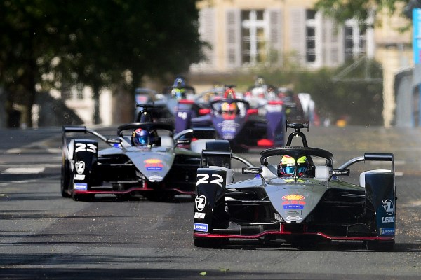 Balapan Tahun Ini Belum Mulai, Jakpro Sudah Mulai Siapkan Formula E 2024. Laga Formula E di jalanan kota Paris, Prancis pada Sabtu (27/4/2019)./Reuters