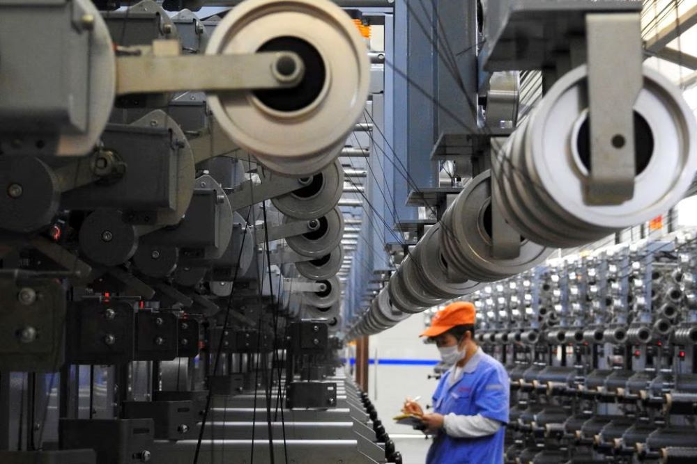 Seorang karyawan bekerja di lini produksi serat karbon di dalam sebuah pabrik di Lianyungang, provinsi Jiangsu, China, 27 Oktober 2018./REUTERS