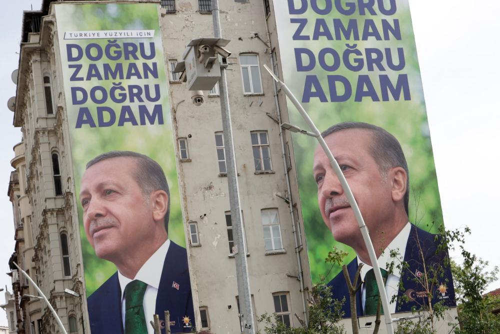 Poster kampanye pemilihan Presiden Turki Tayyip Erdogan, setelah putaran pertama pemilihan presiden dan parlementer, di Istanbul, Turki 15 Mei 2023. REUTERS/Murad Sezer
