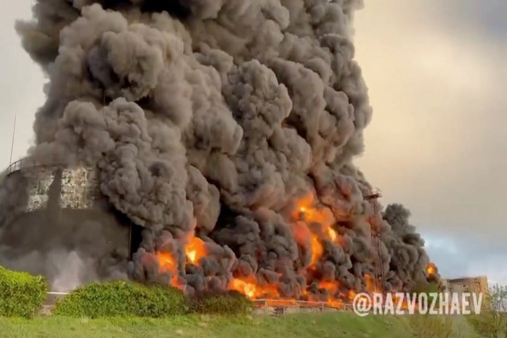 Gambar diambil dari video menunjukkan asap mengepul menyusul dugaan serangan drone di depot minyak di Sevastopol, Krimea, 29 April 2023. Gubernur Sevastopol Mikhail Razvozhaev via Telegram/Handout via REUTERS