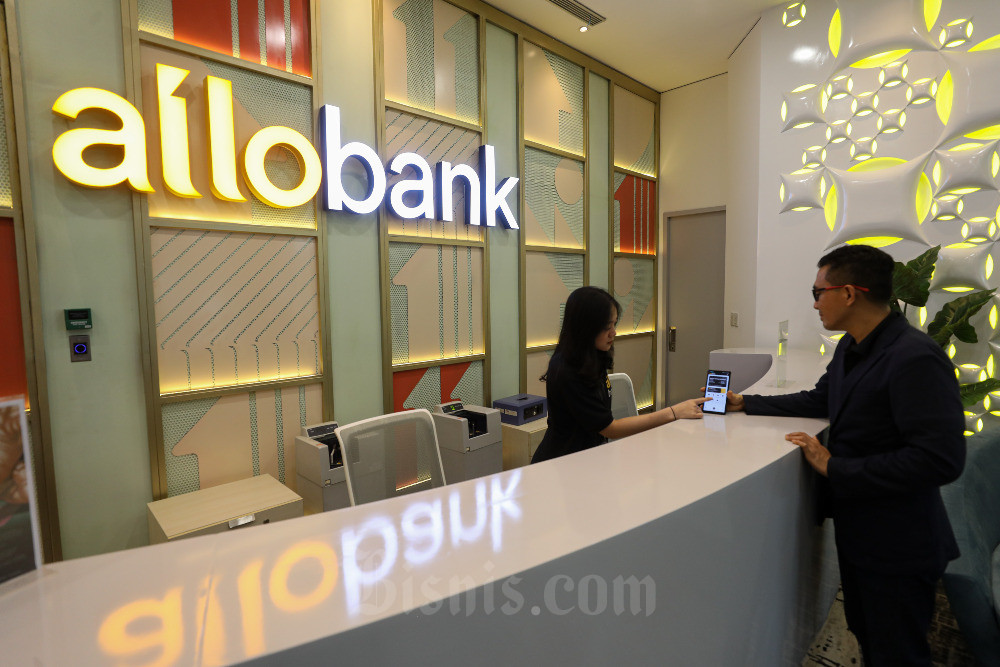 Karyawan melayani nasabah di kantor cabang PT Allo Bank Indonesia Tbk. (BBHI) di Jakarta, Senin (6/3/2023). Bisnis/Abdurachman