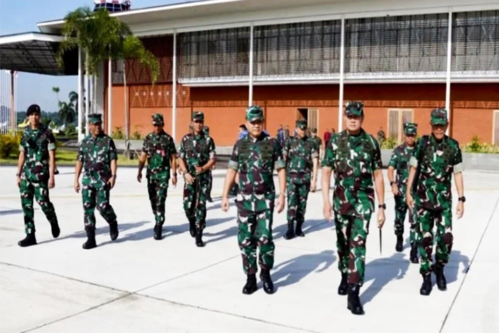 Panglima TNI Laksamana TNI Yudo Margono (dua kanan) tiba di Papua, Senin (17/4/2023), untuk memimpin evaluasi operasi pencarian dan penyelamatan pilot Susi Air yang disandera oleh kelompok kriminal bersenjata (KKB) Papua. ANTARA/HO-Pusat Penerangan TNI