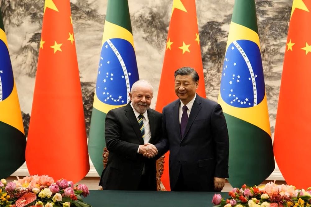 Presiden Brasil Luiz Inacio Lula da Silva berjabat tangan dengan Presiden China Xi Jinping setelah upacara penandatanganan yang diadakan di Aula Besar Rakyat di Beijing, China, 14 April 2023./Reuters/Pool
