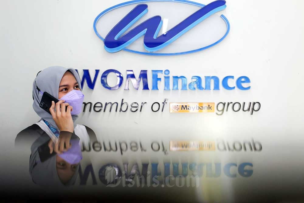 Karyawan beraktivitas di salah satu kantor cabang WOM Finance di Depok, Jawa Barat, Senin (20/6/2022). Bisnis/Suselo Jati